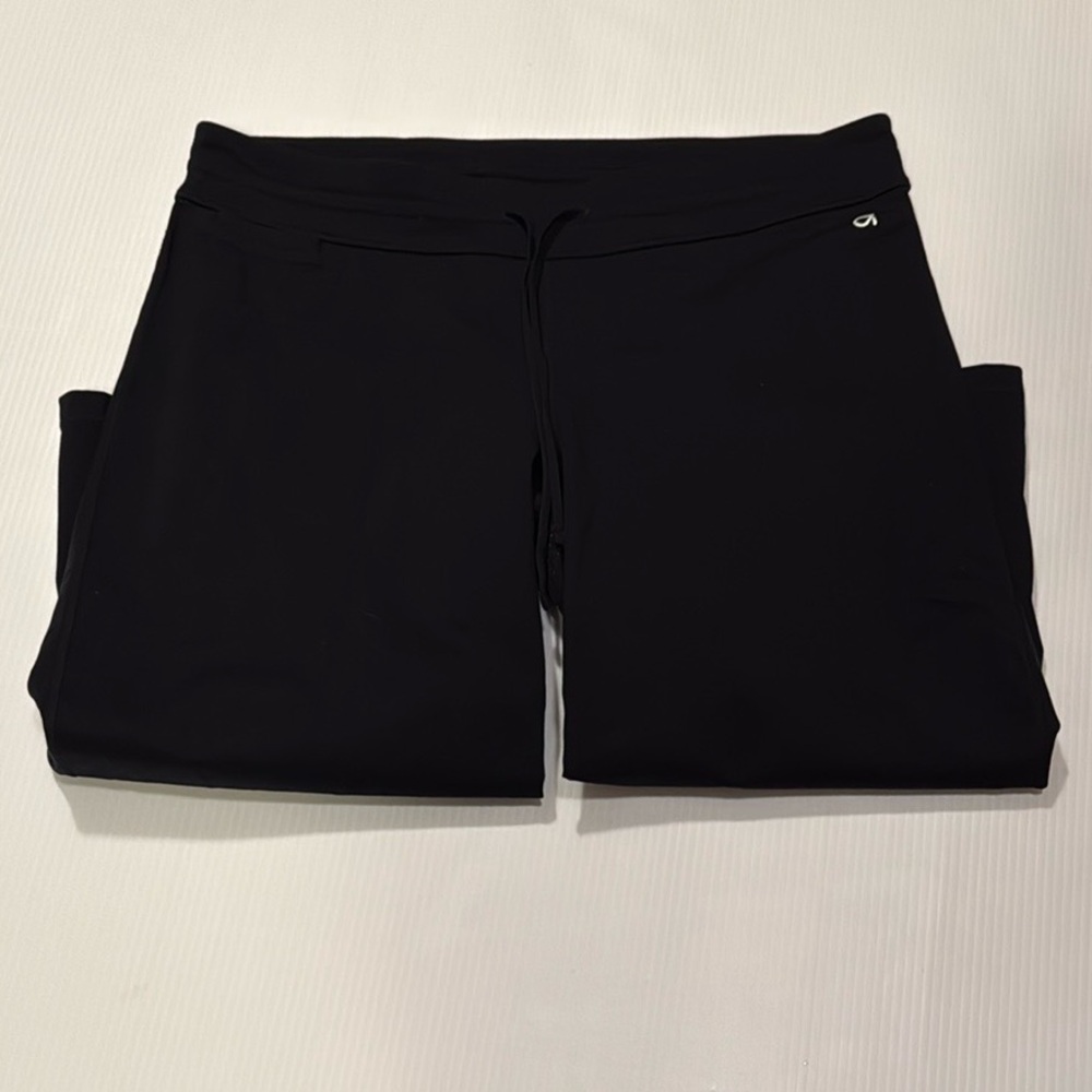 GapBodyFit Black Capri Shorts